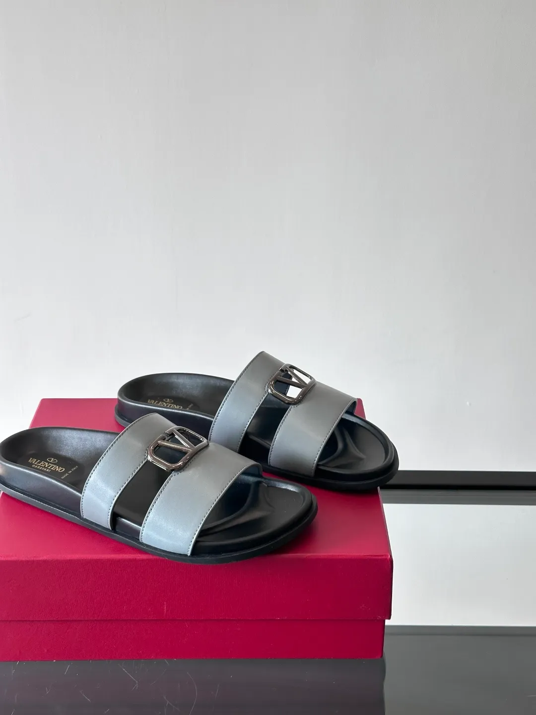 Men's shoes 💰p320 "VALENTINO" Valentino Men's 🧍‍♂️ Spring and summer new style metal rivet flat slippers, elegant sandals, the same style worn by celebrities, original molding, imported calfskin. Rubber outsole. Soft and durable, full set of counter packaging size: 39-44 (customized at 38.45.46)